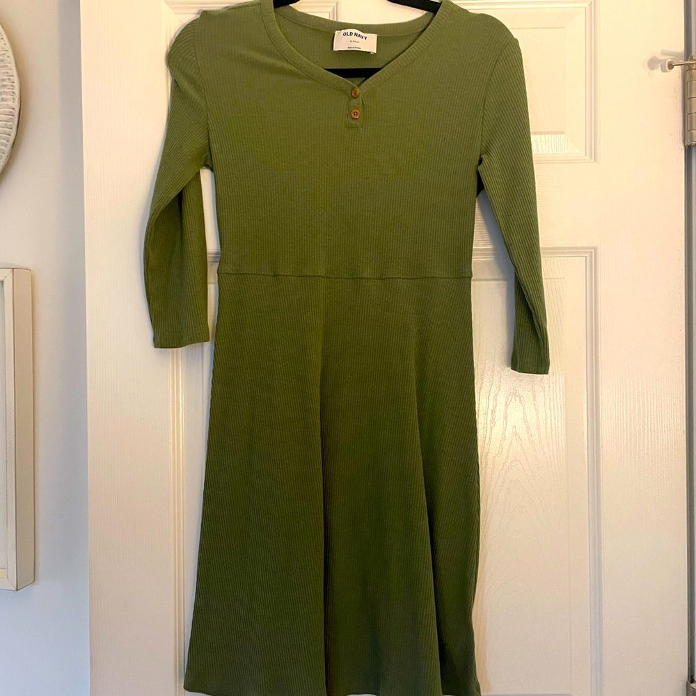 Old Navy Girls fit and flare green midi dress. Girls size 14-16. Never worn.